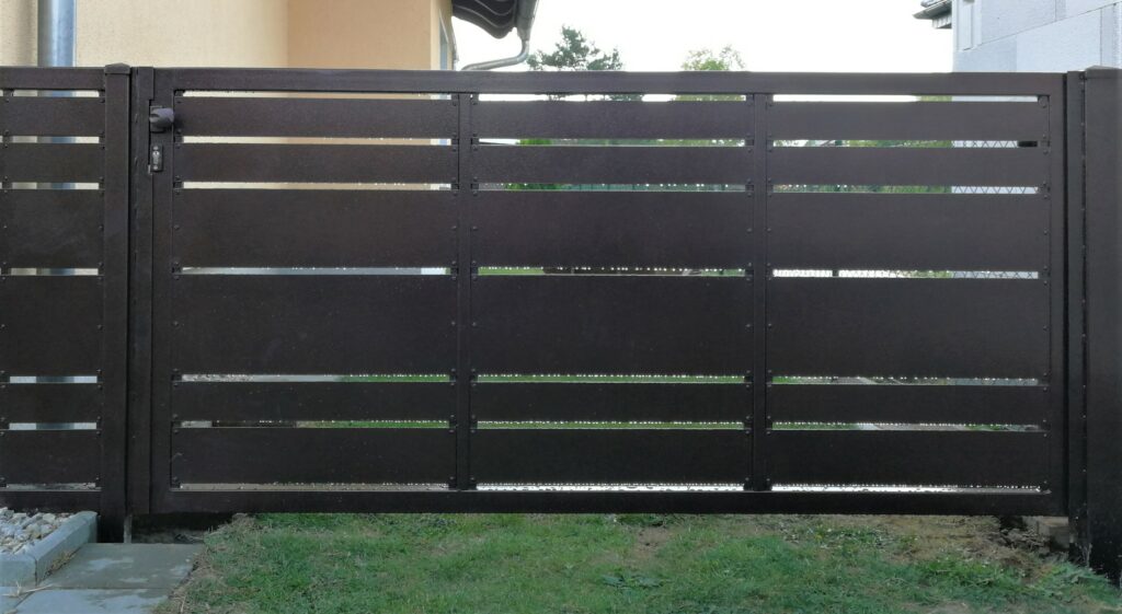 Moderner Metallzaun in Anthrazit nach Maß