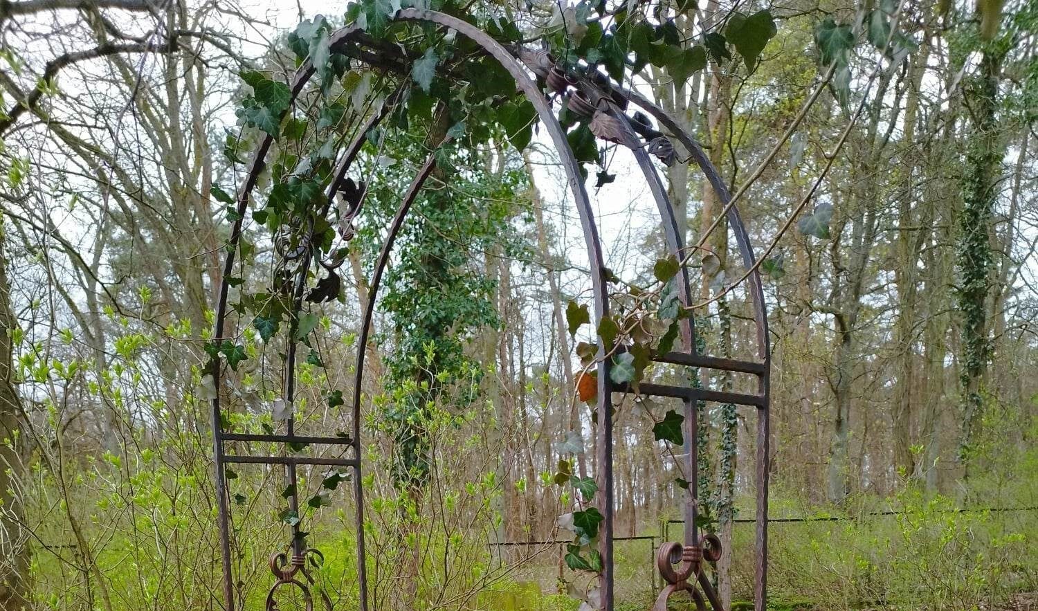 Handgeschmiedeter Rosenbogen aus massivem Schmiedeeisen